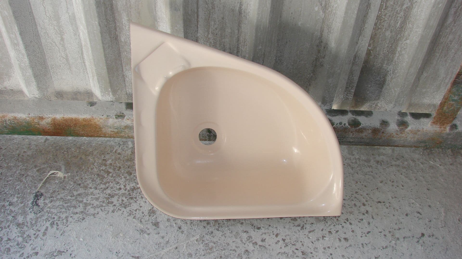 Lunar caravan vanity sink 018